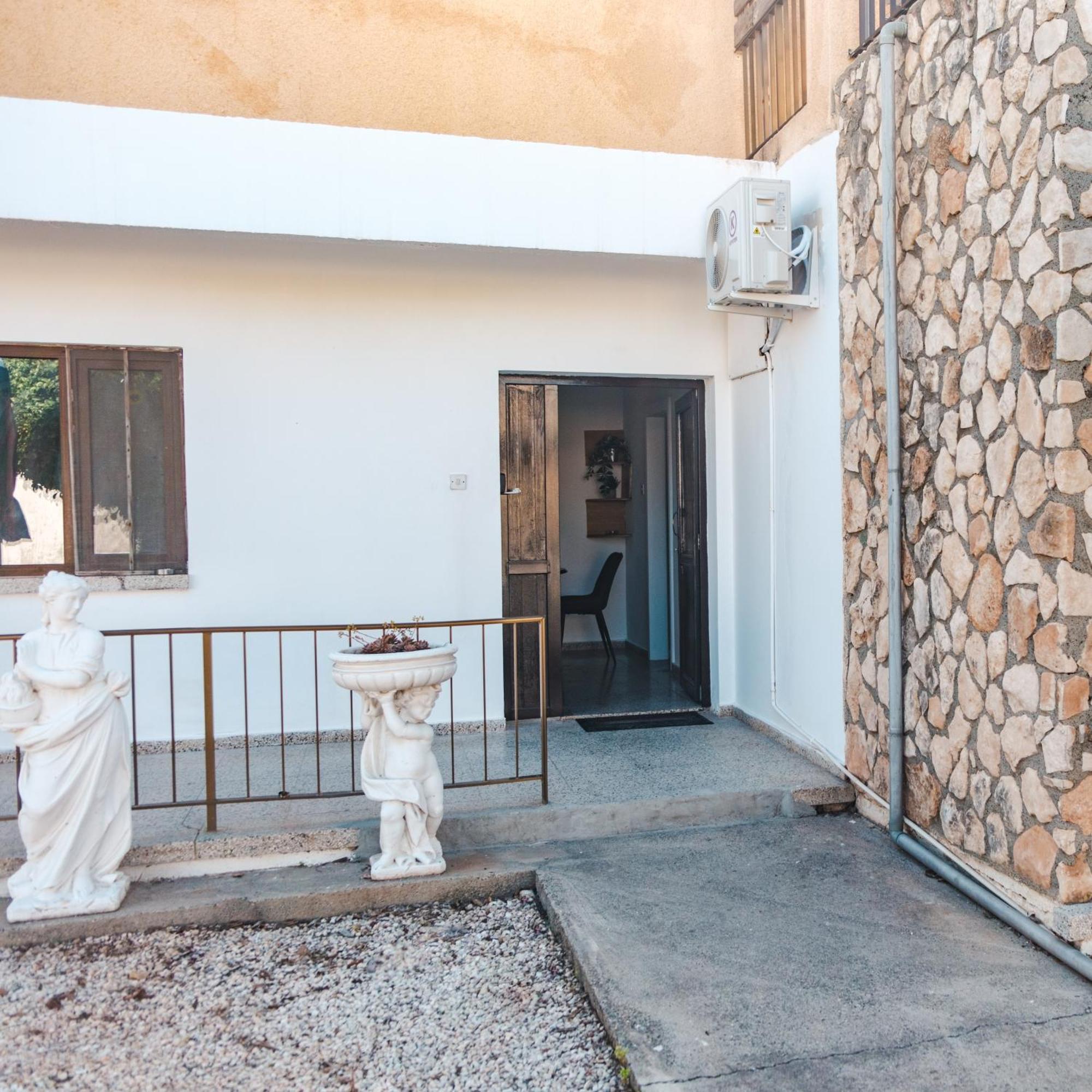 Serenityone - Centrally Located One Bedroom Apt アヤナパ エクステリア 写真